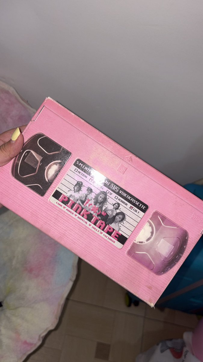 ourmeel's tweet photo. Me acuerdo que mandé a mis papás a mover mar, tierra y cielo por conseguirme este álbum y es el lo más cute 🫂✨ #fx #pinktape https://t.co/jn64LcZMF9