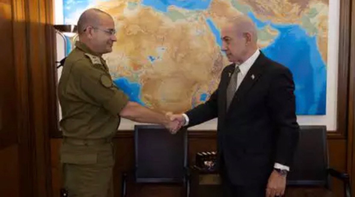 ShperlingAmir's tweet photo. המוסד זה לא עוד מקום עבודה שאפשר להדפיס בו כרטיס נוכחות וללכת הביתה. זה לא משרד רואי חשבון שבו מותר קצת לעגל פינות עם הקבלות של התן ביס. כדי שבכלל יתנו לך להריח את טפסי המיון, אתה צריך להיות יותר צדיק מהאפיפיור ויותר שקוף מחלון ראווה בכיכר המדינה. 

אמינות, טוהר מידות, אפס סובלנות לחרטוטים. עיגלת פינה? עפת.

ואז, כשאנחנו מסתכלים למעלה, אל השפיץ של הפירמידה, הפריזמה פתאום מתעוותת. פתאום, לתפקיד הכי רגיש וחשאי במזרח התיכון, מנחיתים מישהו כמו רומן גופמן. עם התיק המעיק ההוא על הגב, עם ההפעלה ההיא בניגוד להנחיות שנקשרה בשמו של אורי אלמקייס. ופתאום? חוקים זה לחלשים. פתאום הכל על הזין.

למה? ככה. כי ביבי רוצה. ובינינו, אלוהים יודע למה הוא רוצה. אולי שרה הייתה צריכה עוד יס-מן באוסף, אולי צריך לקבור את שערוריית קטארגייט עמוק באדמה, מתחת לבלטות בגלילות. הכל נהיה כל כך עמוס אינטרסים ושקרים שמטביעים אותנו. הרי הבן אדם עצמו ישב פעם מול המצלמות ואמר בשיא הרצינות: ״ראש ממשלה ששקוע עד צוואר בחקירות... יש חשש אמיתי שיכריע על בסיס הישרדות פוליטית״. אמר, וכתב את הנבואה של עצמו.

אבל בואו נעזוב רגע את הפוליטיקה המסריחה ונטוס אלפי קילומטרים מכאן.
יש איזה חדר אחד, בדירת מסתור במדינת אויב, עם טפט מתקלף בצבע חרדל ומאוורר תקרה שמסתובב לאט, לאט מדי. יושב שם בן אדם. סוכן שלנו. הדרכון שלו מזויף, השם שלו מזויף, הפנים שלו מזויפות, והדבר היחיד שאמיתי שם זה הגעגוע לאישה ולילדים בבית. 

ופתאום מכה בו האבסורד: סוכן מוסד שמוקף באויבים, חצי מטר מגרדום, לא אמור לשבת בחדר מזיע ולבזבז את האנרגיה שלו על ניסיון לפצח את הקומבינה של ביבי. הוא אמור לפחד ממשמרות המהפכה, מהמשטרה החשאית, משכן ערני מדי. הוא לא אמור לפחד ממי שיושב בקריה. 

כי כשהחיים שלך תלויים על חוט, אתה פשוט חייב לדעת שמי שמחזיק את הקצה השני בירושלים יעשה הכל כדי להציל אותך. ולא כדי להציל את עצמו.