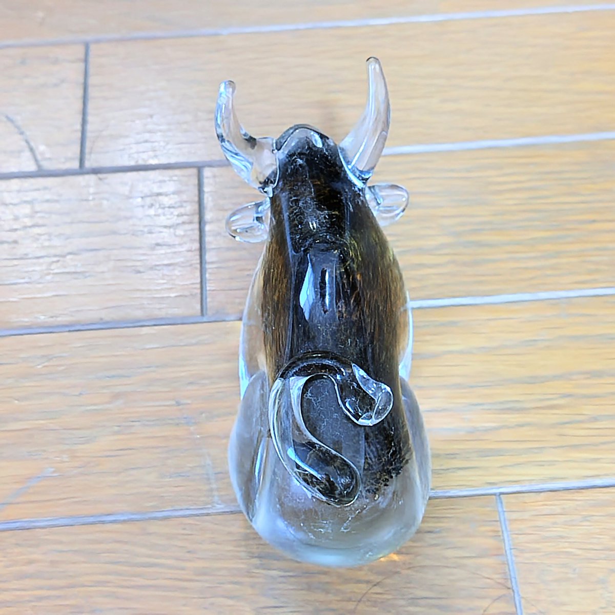 牛の置物　マルティガラス　木製置台付き 皆さん、こんにちは 今日のガラス 🐮です 自宅の押入れで放牧してます