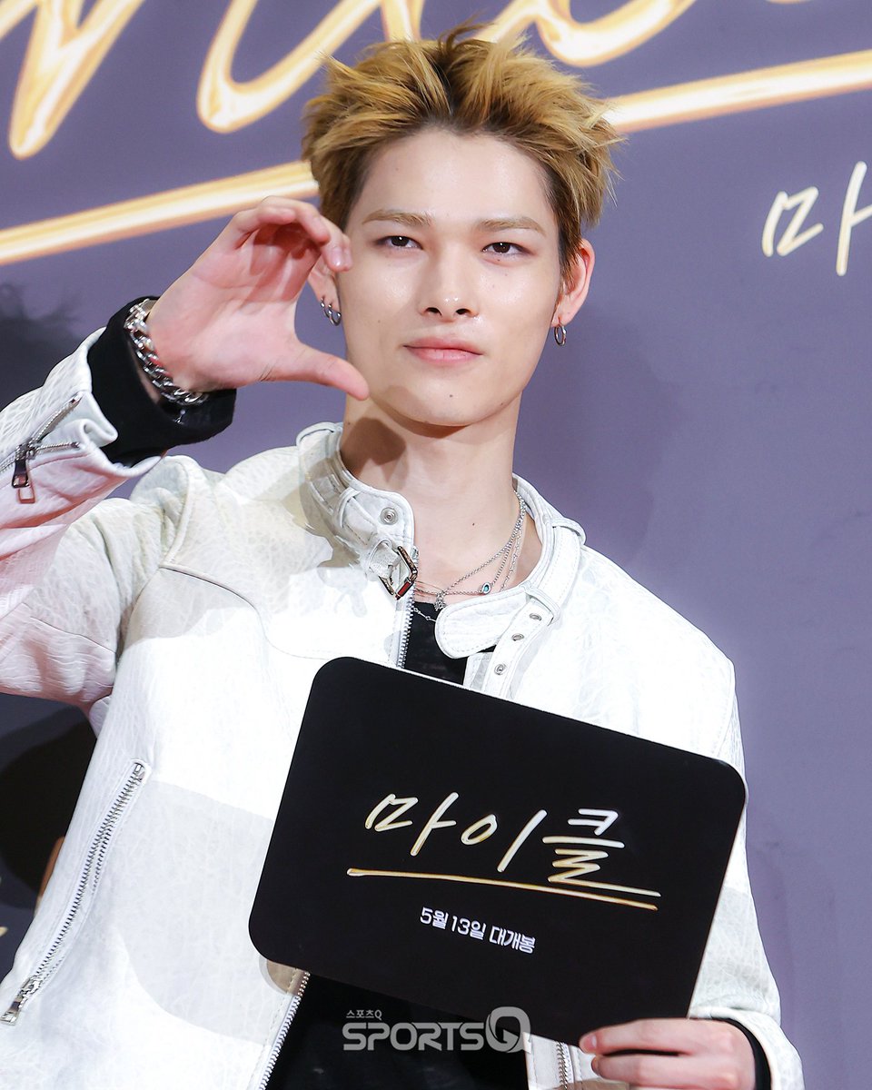 NishimuraNikiCL's tweet photo. [OFICIAL ❘ 260511]
Ni-ki en la Premiere VIP de la película "Michael" (1) 
𝑪𝒓. Medios coreanos

‧˚꒰🐇 ꒱༘
.˚✮𝑵𝒊𝒔𝒉𝒊𝒎𝒖𝒓𝒂 𝑵𝒊-𝒌𝒊 𝑪𝒉𝒊𝒍𝒆✮˚.
#NI_KI #enhypenni_ki #nishimurariki #ENHYPEN #enhypenchile #engene #니키 #NI_KI #DESIRE_UNLEASH #BadDesire #Outside https://t.co/6aSRjWFRdx
