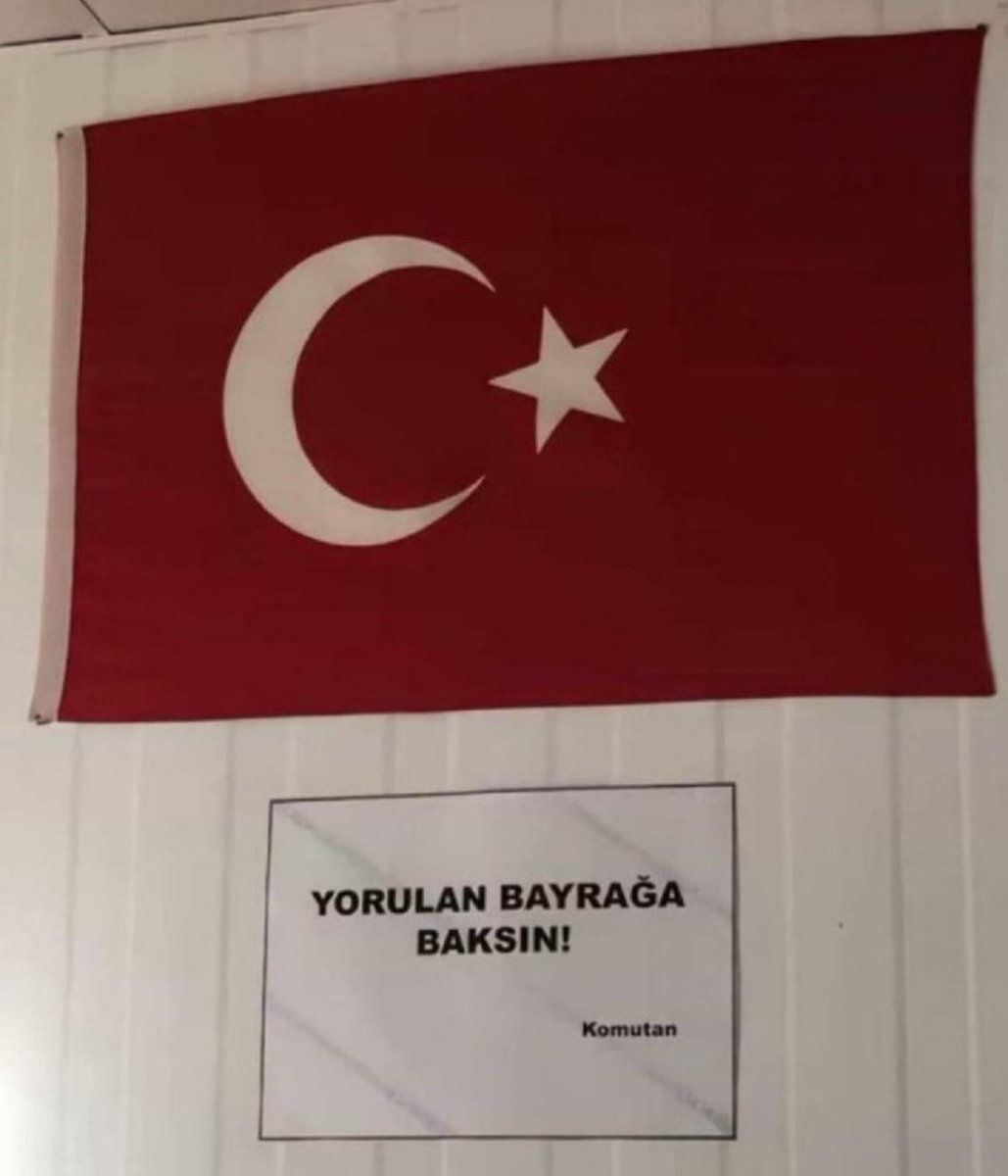 Kendinedeli135's tweet photo. 🇹🇷 Bir komutanın duvara astığı yazı:   

“Yorulan bayrağa baksın!”🇹🇷 https://t.co/1ynyPXxk2b