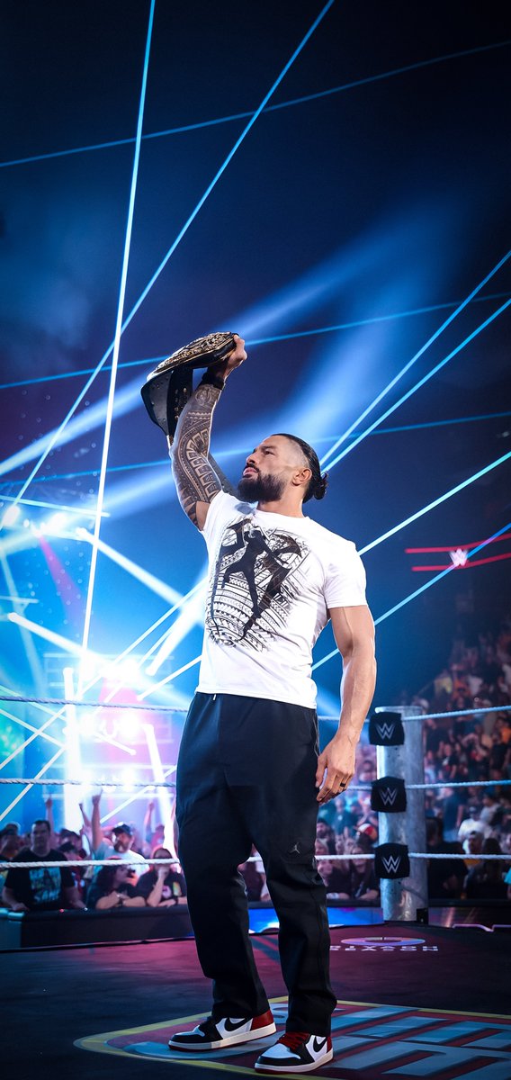 ItzVarun_____'s tweet photo. Roman Reigns Wallpaper!

#WWERAW https://t.co/rIlRdxtWuI