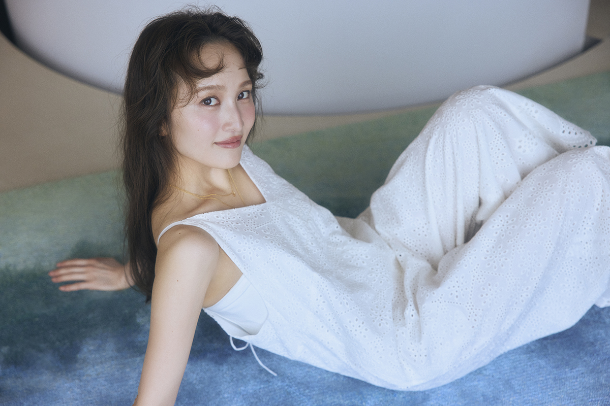 oricon's tweet photo. 百田夏菜子、小柄女性向けブランド
「COHINA」ビジュアルに登場❗️

夏の爽やかコーデから
ふと見せる大人っぽい表情まで

「サイズのぴったり感には感動で…！」
特に白のオールインワンがお気に入り💕
https://t.co/Vq9mPIxYIu

#百田夏菜子 https://t.co/Rb9q2moq15