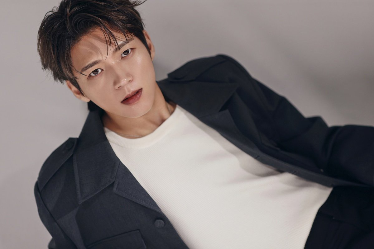 홈런 타자 응원곡…남우현 'Only 직진', 야구 선수 응원가 등록
#홈런타자 #응원곡 #남우현 #only직진 #온리직진 #야구 #응원가 #iMBC연예

지난해 8월 발매된 남우현의 미니 5집 ‘Tree Ring’ 타이틀곡 ‘온리(Only) 직진’이 최근 프로야구 응원가로 사용되며 야구팬들의 관심까지 끌어모으고 있다.