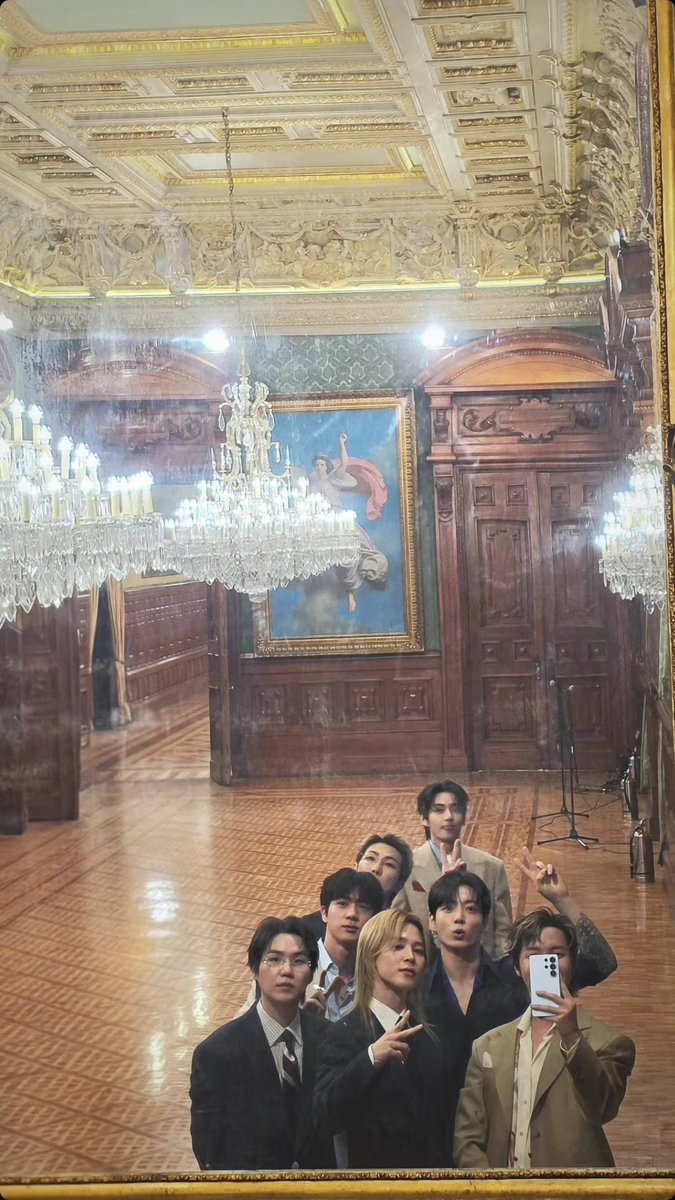 📸 INSTAGRAM

J-Hope stories:
🇲🇽🫰
Best crew ever.
Love ya💚🤍❤️