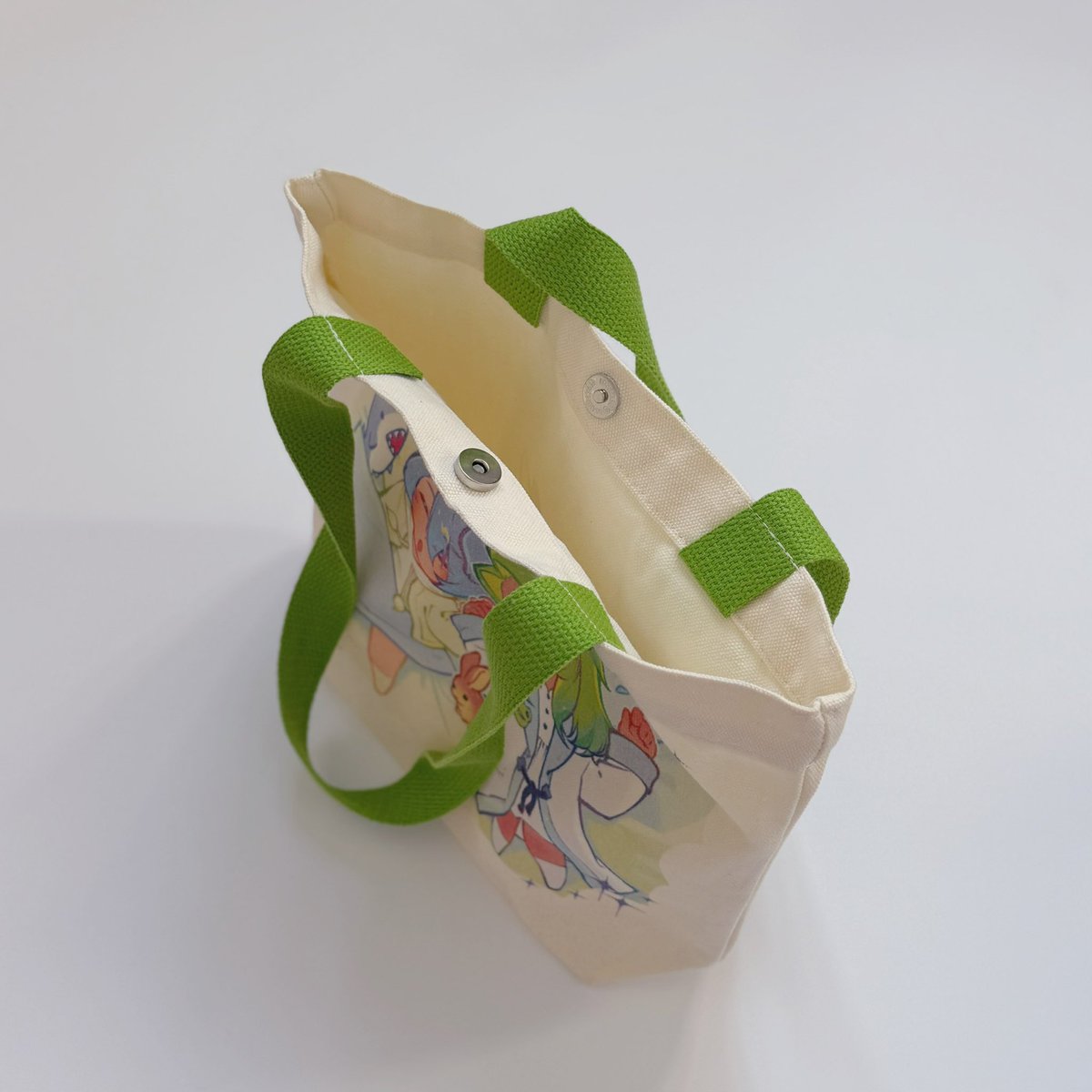 stream2026's tweet photo. ✨FFXIV Doujin Bento Tote Bag✨

• Cute double-sided print
• 22x27cm size, perfect for lunches &amp; small items
🩵💚https://t.co/s5COUG5M0j

#FINALFANTASYXIV #FFXIV #FF14 #DancingGreen #Deepblue https://t.co/d53o7IsVEc