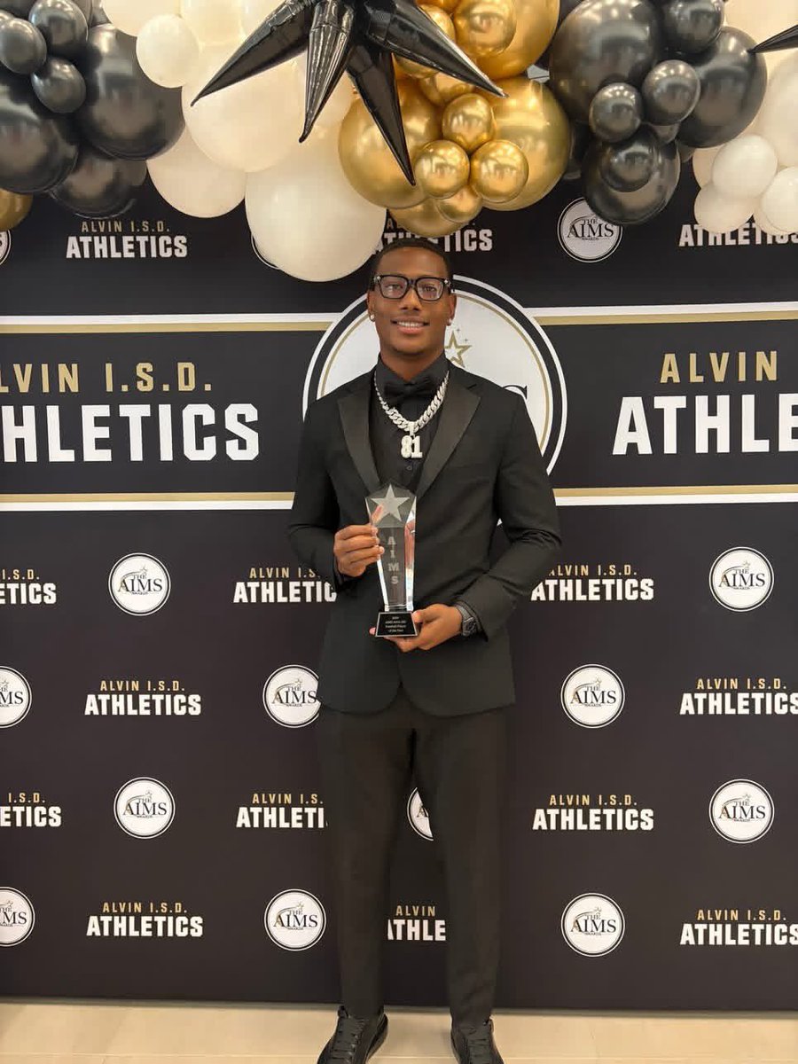 IC_PioneersFB's tweet photo. 👏Beyond proud! Congratulations to @JaydenR_Warren for being Alvin ISD Player of The Year for football. Represented yourself and IC to fullest. Thank you for helping lay the foundation and build the culture that is Iowa Colony. Graduated early and excelling at Texas A&amp;M! #Legacy https://t.co/G16PeLLvz6