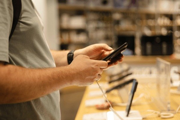 DealBeeOfficial's tweet photo. 🚨Indians are now keeping their phones for almost 4 years before upgrading!!

Because smartphones are getting expensive and wallets are tighter.

- Phone prices have jumped sharply.
- Yearly upgrades don’t feel worth it anymore.
- Repairs > replacing for many users. https://t.co/fXJGMD9E1d