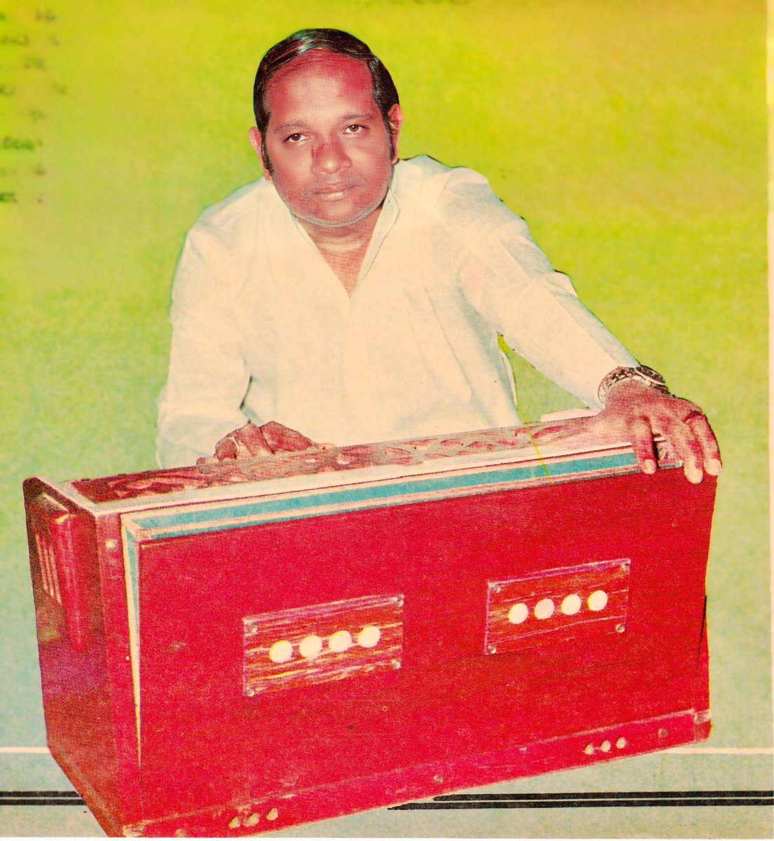 PulagamOfficial's tweet photo. #PureNostalgia

వారానికో సినిమా మ్యూజిక్ డైరెక్షన్ :
ఇదొక రికార్డ్ 
—————————————
ఏడాదికి 52 వారాలు ఉన్నట్టుగా, 
52 సినిమాలకు సంగీత దర్శకత్వం చేయటం సాధ్యమేనా!? 
ఎస్... సాధ్యమే. 
ఆ అసాధ్యాన్ని సుసాధ్యం చేసిన వ్యక్తి చక్రవర్తి. 
1985లో ఏకంగా 52 సినిమాలకు సంగీత దర్శకత్వం చేశారు. 
అంటే వారానికో సినిమా అన్నమాట. అసలు ఒక సినిమాకు సంగీతం సమకూర్చడానికే నెలలు పడుతుంటే, ఈయన అంత వేగంగా, అంతే నాణ్యంగా ఎలా స్వరాలు సమకూర్చారో మరి. 
ఇలాంటివి వింటేనే.. 
ఆయన మరమనిషా? స్వరమనిషా? అనిపిస్తుంది. 
1980లో 38 తెలుగు చిత్రాలకు సంగీతం సమకూరిస్తేనే అందరూ నోరెళ్ల బెట్టారు. 
కట్ చేస్తే - 1983లో 40 సినిమాలకు మ్యూజిక్ చేసి తన రికార్డు తానే బద్దలు కొట్టారు చక్రవర్తి. 
1984లో మళ్లీ రికార్డు బ్రేక్ చేసి 46 సినిమాలకు స్వర సారథ్యం వహించారు. 
ఇక పీక్ లెవెల్ అంటే మాత్రం 1985 నే చెప్పాలి. 1986లో కూడా ఏమాత్రం తగ్గలేదు. ఒకే ఒక్క సినిమా తగ్గిందంతే . ఆ ఏడాది 51 చిత్రాలకు పని చేశారు. 
1980వ దశకం ఆయన కెరీర్లో స్వర్ణ యుగం. తన పాటలతో, రీ రికార్డింగ్ తో దడ దడలాడించేశారు. 90 లకు వచ్చేసరికి ఆయన గ్రాఫ్ పడిపోతూ వచ్చింది. ఓవరాల్ గా చూస్తే 959 చిత్రాలకు చక్రవర్తి సంగీత దర్శకత్వం చేశారు. 4 తమిళం,  60 కన్నడం, 1 మలయాళం, మిగతావి తెలుగు. ఇలా తెలుగులో అత్యధిక చిత్రాలకు సంగీత దర్శకత్వం చేసిన రికార్డు చక్రవర్తిదే. ఇక ఆ రికార్డును బ్రేక్ చేయడం ఎవరి వల్ల కాదేమో!? 

1985 లో చక్రవర్తి చిత్రాల చిట్టా:
——————————————-
అగ్ని పర్వతం 
చట్టంతో పోరాటం 
ఆత్మబలం 
పుత్తడి బొమ్మ 
ఆలయ దీపం 
దేశంలో దొంగలు పడ్డారు 
దొంగ 
మహా సంగ్రామం
న్యాయం మీరే చెప్పాలి
మరో మొనగాడు
అపనిందలు ఆడవాళ్లకేనా?
బందీ 
శ్రీకట్న లీలలు
బాబాయ్-అబ్బాయ్
మాయా మోహిని
నేరస్తుడు
భార్యాభర్తల బంధం
చిరంజీవి
మాంగల్య బలం
ఆడపిల్లలే నయం
భలే తమ్ముడు
రగిలే గుండెలు
ఓ తండ్రి తీర్పు
ముచ్చటగా ముగ్గురు
దేవాలయం
ఊరికి సోగ్గాడు
మహారాజు
అమెరికా అల్లుడు
పల్నాటి సింహం
ముగ్గురు మిత్రులు
పచ్చని కాపురం
వజ్రాయుధం
పులి 
మాయదారి మరిది
సంచలనం
మంత్రదండం
రక్త సిందూరం
అడవిదొంగ
రణరంగం
వందేమాతరం
దాంపత్యం
ఇల్లాలే దేవత
ఇల్లాలు వర్థిల్లు
జై భేతాళ (3 డి)
కత్తుల కొండయ్య
శ్రీమతిగారు
ప్రతిఘటన
విజేత 
పట్టాభిషేకం
సాగర్
అనగనగా ఒక ఇల్లు
 కొంటె కాపురం
శ్రీవారు

            -   పులగం చిన్నారాయణ 

#PulagamTalkies
#ఆనాటిఆనవాళ్లు