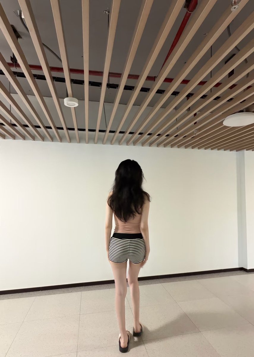 GSXD98's tweet photo. 和同事yy来咖啡馆坐会，今天她这斑马裤看着还挺好看的嘛。 https://t.co/1JdZvyybEt