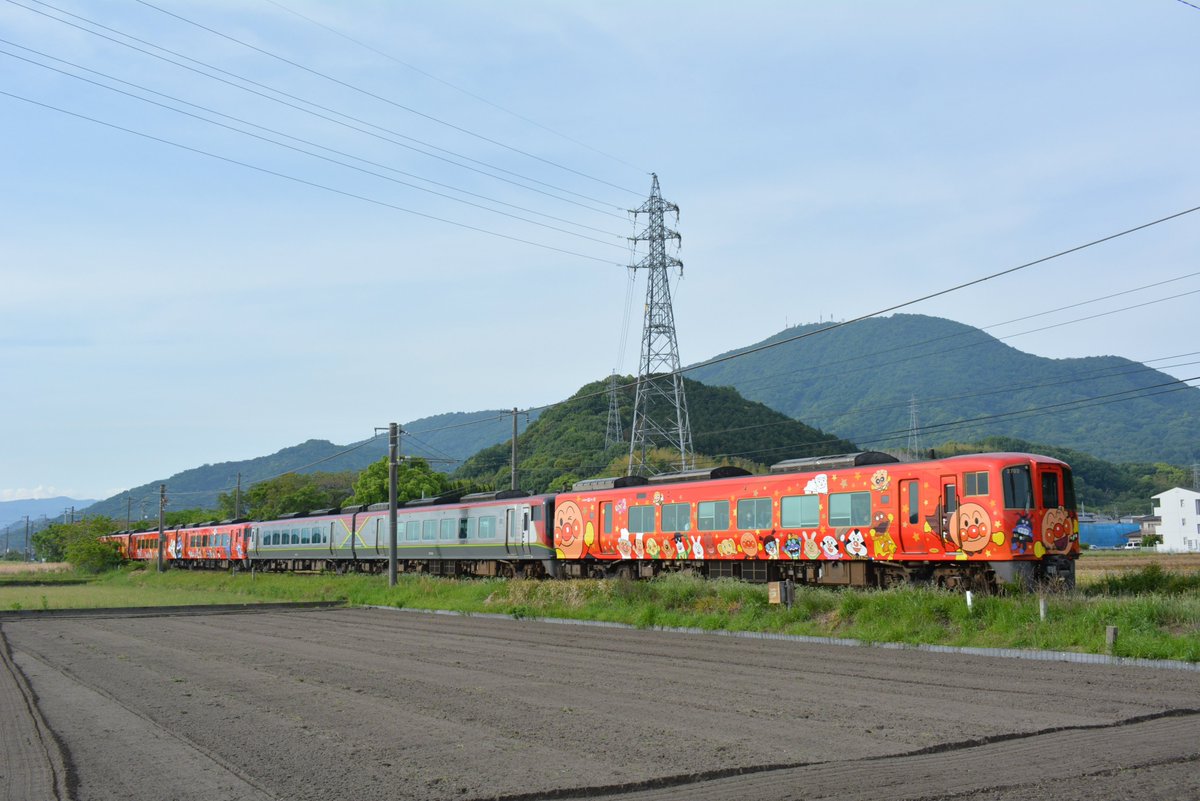 Dc282002E's tweet photo. 2026.5.12 特急南風2号。修学旅行増結でGWよりも長い単独6両編成！踏切の左右で全く景色が異なります。 https://t.co/3F7tLSvsJm