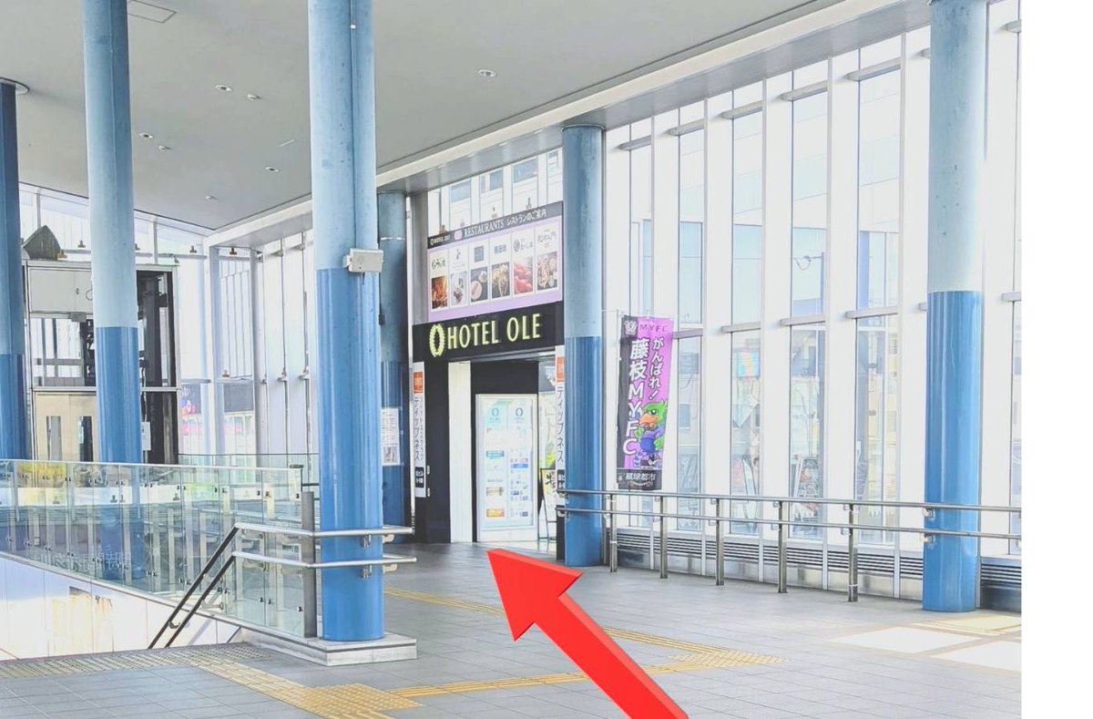 藤枝駅 改札口を出たら左側🚶‍♀️ 赤矢印方面へ 道なりに歩いて行くと