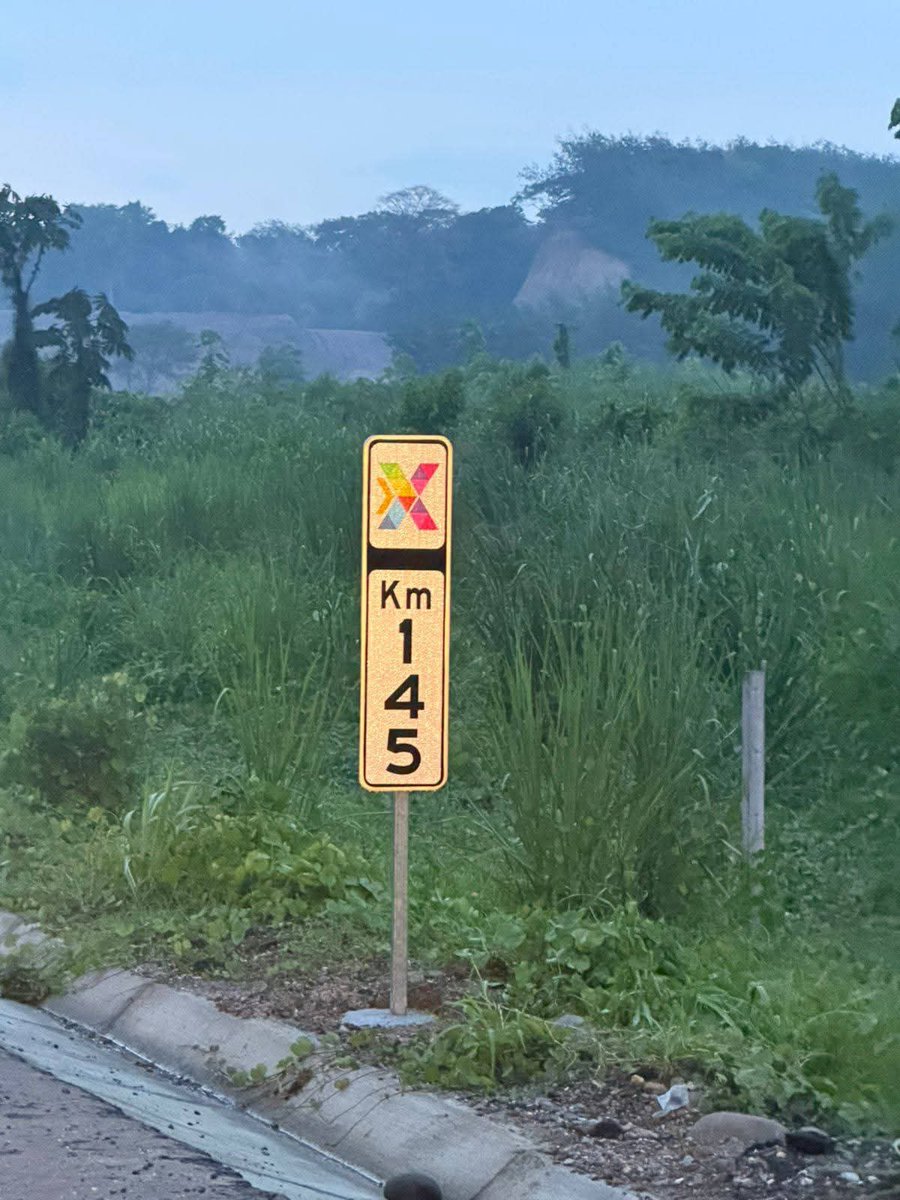Herman5818Pb's tweet photo. 🚨🚨 Urgente Guatemala 🚨🚨 
Proyecto de la iniciativa privada.
Inauguran Carretera Xochi: El fin del caos vial en la Costa Sur de Guatemala

MAZATENANGO – Una de las obras de infraestructura más esperadas en el suroccidente del país finalmente tiene fecha de estreno. La carretera Xochi, conocida como el "Corredor de las Flores", abrirá oficialmente al tránsito vehicular el próximo domingo 14 de junio, prometiendo transformar la movilidad y la economía de la región.

Dos días antes de su apertura, el viernes 12 de junio, se llevará a cabo un acto de inauguración privado para marcar la culminación de este proyecto que busca resolver un problema histórico de conectividad.

Adiós a las tres horas de tráfico

Actualmente, el trayecto entre San Antonio y Cuyotenango representa una pesadilla logística. Los conductores pueden tardar hasta tres horas para recorrer escasos 30 kilómetros debido a los constantes embotellamientos y el riesgo de accidentes.

La nueva vía, que consta de cuatro carriles (dos por sentido), se extiende desde el kilómetro 142.5 en el Ingenio Palo Gordo hasta el kilómetro 173 en San Andrés Villa Seca. Con esta infraestructura, se estima que los usuarios podrán ahorrar entre dos y tres horas de viaje, beneficiando directamente a:

* Conductores particulares.

* Transporte pesado y de carga (vital para la conexión con México).

* Buses de pasajeros.

* Turistas con destino a los parques del IRTRA.

Ingeniería y sostenibilidad

El proyecto destaca por su asfalto. A lo largo del corredor se construyeron cerca de 50 estructuras, incluyendo puentes y bóvedas que respetan los cauces naturales y las rutas municipales existentes.

Un motor para la economía nacional

Al ser un brazo auxiliar de la CA-2 Occidente, este corredor es estratégico para la competitividad del país. Al agilizar el paso por municipios como Santo Domingo, San Lorenzo, Mazatenango y Cuyotenango, se reducen costos logísticos y se potencia el comercio hacia la frontera.

Con su apertura este domingo, la Costa Sur inicia una nueva etapa de desarrollo, dejando atrás las décadas de estancamiento vial para dar paso a una ruta moderna, segura y eficiente.