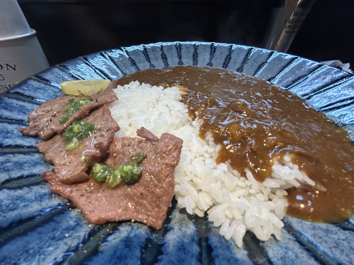 hiro_n04's tweet photo. なかなか行く機会に恵まれなくてやっと行けた大阪中崎町付近にある『肉屋のビーフカレー』
お肉屋さんだけあって贅沢な味わいでめちゃくちゃおいしかった😳
これはまた行かなくては！ https://t.co/yJOehcWcEL