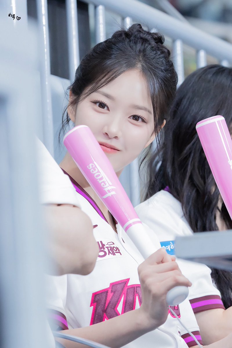 하루 tweet media