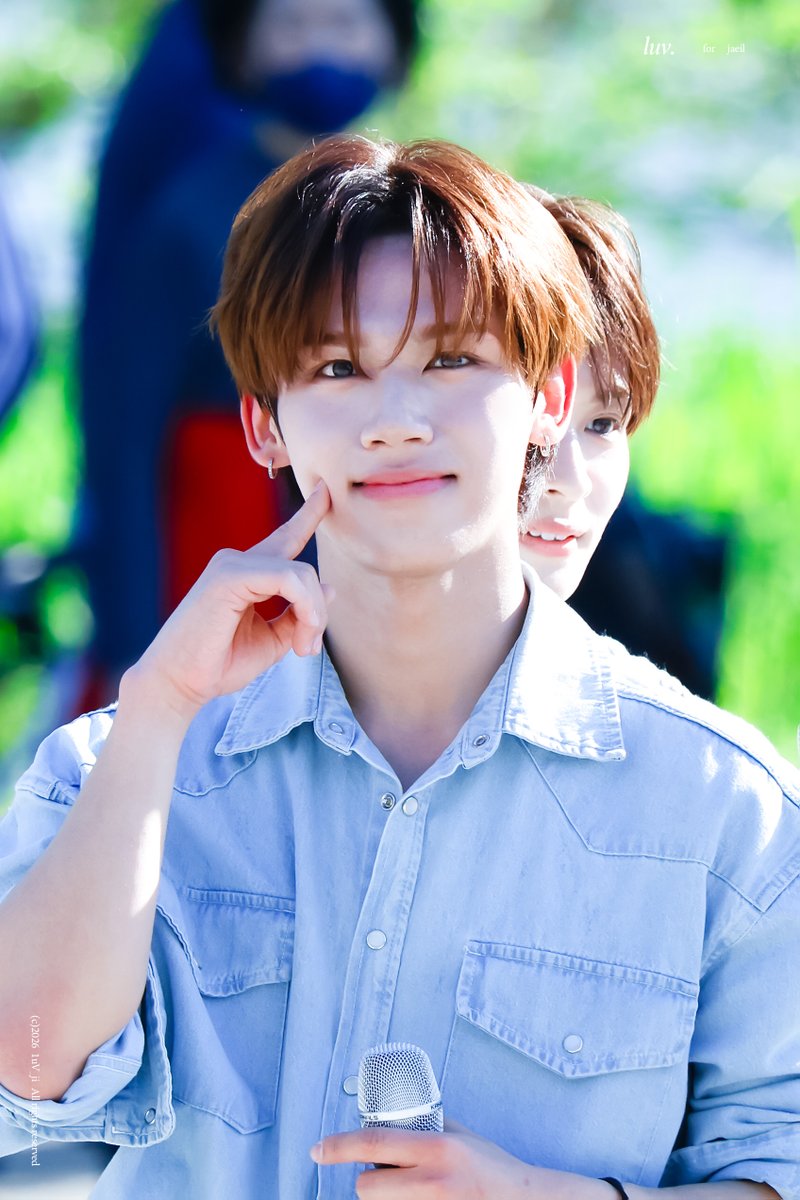 1uV_ji's tweet photo. 260505 버스킹  
ᰔ

#YUHZ #유어즈 
#JAEIL #재일 https://t.co/m3ep498cDH