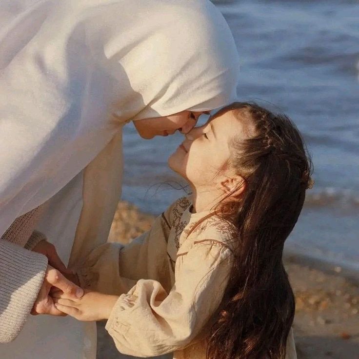 Sana____Sweet's tweet photo. بیٹیاں تو ماؤں کے ساتھ ہی مر جاتی ہیں
پھر وہ دنیا والوں کے لیے ہوں، بس،بہو ،بہن ، بیوی تو ہوتی ہیں
لیکن پھر وہ کبھی لاڈلی بیٹی نہیں رہتیں
ج�� وہ اپنی ماں کی ہوتی تھیں۔ https://t.co/QblTJRnSgs