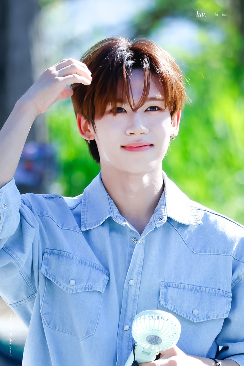1uV_ji's tweet photo. 260505 버스킹
아기곰!!

#YUHZ #유어즈 
#JAEIL #재일 https://t.co/XuJMk93sJB