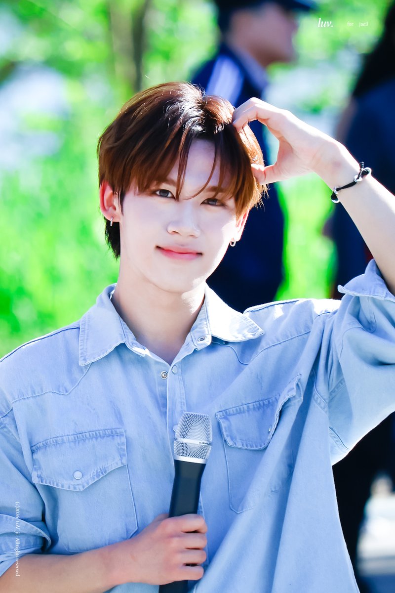 1uV_ji's tweet photo. 260505 버스킹
아기곰!!

#YUHZ #유어즈 
#JAEIL #재일 https://t.co/XuJMk93sJB