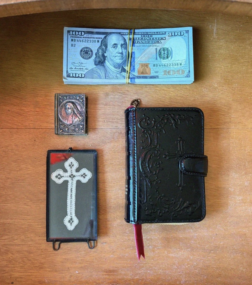 esotericdecay's tweet photo. Need this wallet sosososo bad https://t.co/FTlaBECnRu