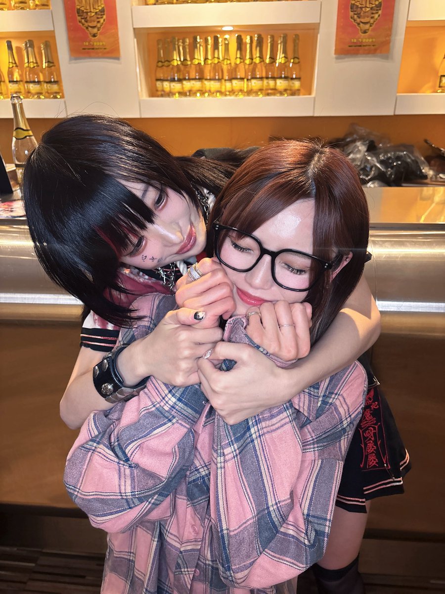 39v_vzz's tweet photo. O5O7🫀ぴ様は一生のアイドル！
中学生の頃からだーいすき( •︠·͜•︡ )
仕事終わりに行ってきた💗💗💗
ツーショいただき魔界🙏๑⃙⃘´༥`๑⃙⃘ https://t.co/cnvgEJVnSA