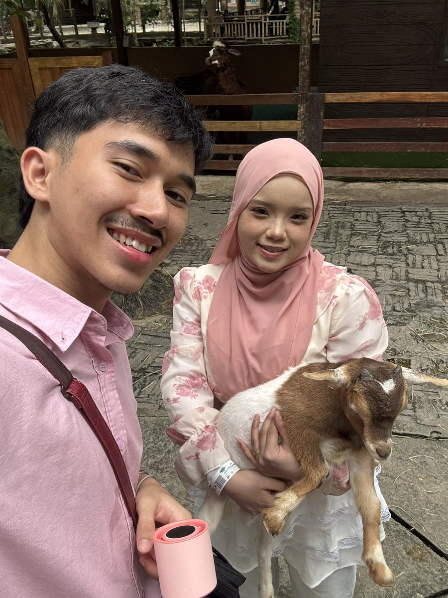 thaqepp_'s tweet photo. another episode of us✨ yayy dah dapat pegang zoeyyy + dapat makan sedap sedapp https://t.co/HAyK0a9KHU