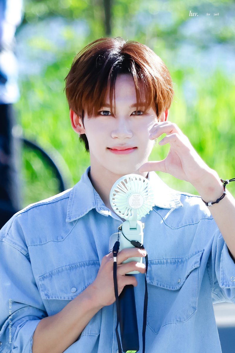 1uV_ji's tweet photo. 260505 버스킹    
ε(´｡•᎑•`)っ♡

#YUHZ #유어즈 
#JAEIL #재일 https://t.co/vAIbcoQnhl