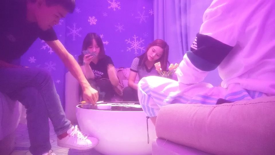 这样粉红的酒店气氛就是好，不错，第一次约玩交换容易硬不起，这次的其中一位男主就是这样。所以，要多交流，提前适应是有必要的。

完整片更在 @wanghongai 简介频道上。 https://t.co/LX8Qxzyk4z