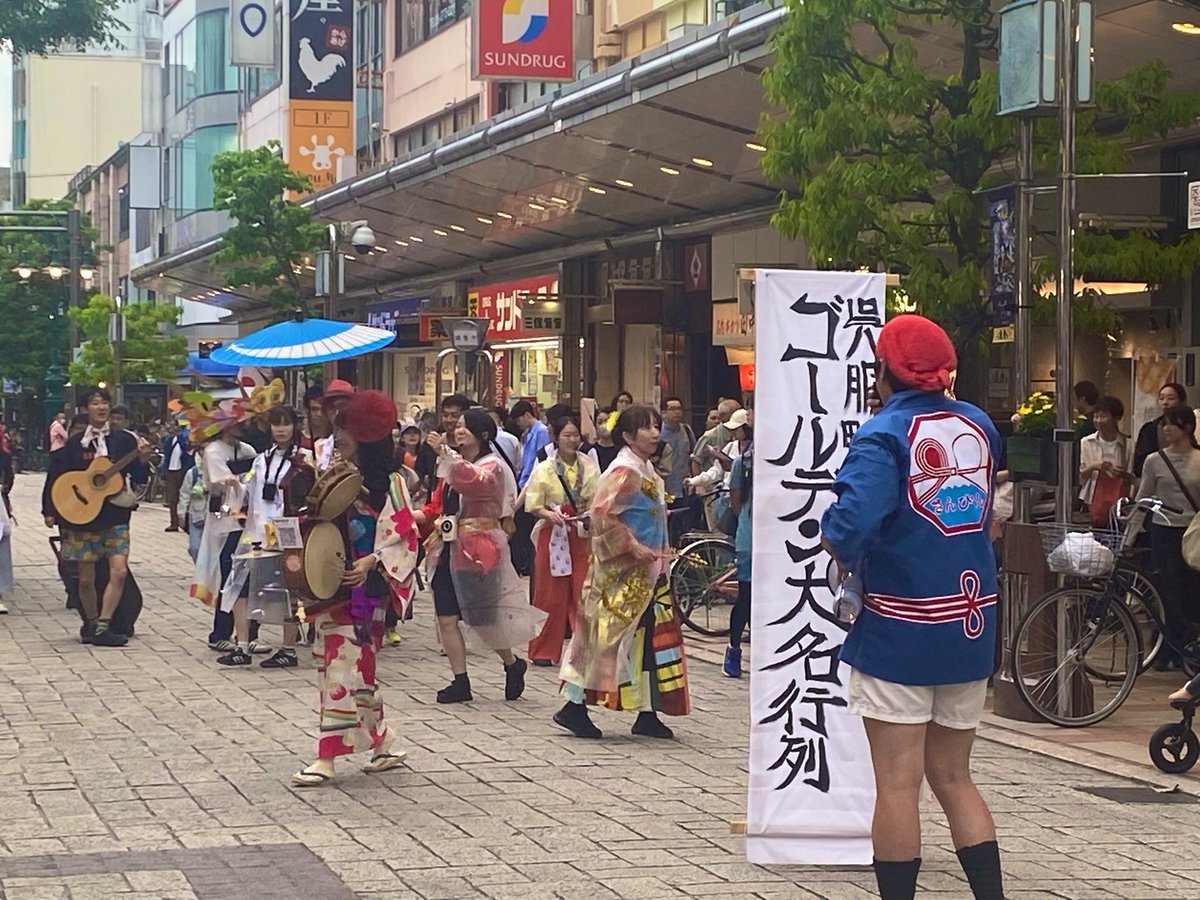 koguremiwazow's tweet photo. 「ストリートシアターは、今の社会と直接出会う場所なんです。街で生きる生身の人たちと」

#さんぴん ＋ #ジンタらムータ が静岡の一般公募出演者と共に、呉服町名店街の実話をもとにクリエイトさせて頂けたことは、他所からおじゃまして地域に密着したモノ作りが叶った理想的な形と感激しました✨ https://t.co/rgdPLJaVGn