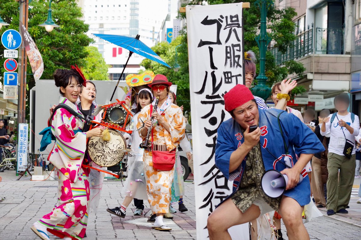 koguremiwazow's tweet photo. 「ストリートシアターは、今の社会と直接出会う場所なんです。街で生きる生身の人たちと」

#さんぴん ＋ #ジンタらムータ が静岡の一般公募出演者と共に、呉服町名店街の実話をもとにクリエイトさせて頂けたことは、他所からおじゃまして地域に密着したモノ作りが叶った理想的な形と感激しました✨ https://t.co/rgdPLJaVGn