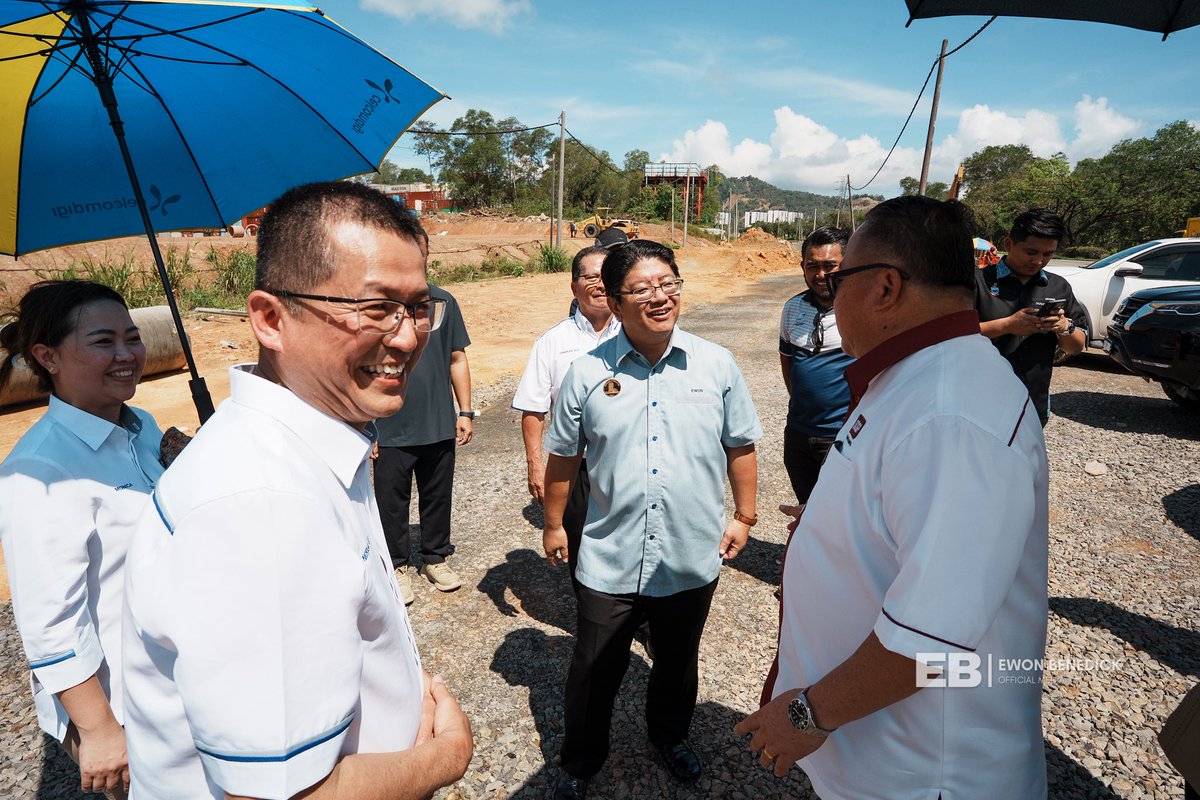 Ewon_Media's tweet photo. 12 Mei 2026 | Kota Kinabalu

Seterusnya meninjau kerja-kerja pembinaan kawasan parkir lori dan treller kontena yang disediakan oleh KKIP sebagai satu daripad lapan langkah interim yang diluluskan oleh Kabinet Kerajaan Sabah pada bulan Februari yang lepas bagi menangani kesesakan di Pelabuhan Kontena Sepanggar sekarang ini akibat kerja-kerja pembesaran pelabuhan yang sedang dilaksanakan.

Salah satu situasi yang dihadapi oleh lori/treller kontena yang mengeluarkan kargo dari Pelabuhan Sepanggar pada waktu malam adalah ketiadaan kawasan parkir kerana perkhidmatan depo sudah tutup sekitar jam 6-8 malam.

Destinasi penghantaran kontena/kargo juga sudah ditutup selepas jam 6pm (kedai akhir destinasi kontena kebanyakan beroperasi mengikut waktu bekerja).

Ini menyebabkan kebanyakan lori/treller kontena diletakkan di kawasan tepi jalan dan berhadapan dengan kemungkinan kompaun oleh pihak berkuasa yang lain.

Justeru, selaku Pengerusi KKIP, saya telah mengarahkan agar satu kawasan tanah milik KKIP yang tidak jauh dari Pelabuhan Kontena Sepanggar dijadikan sebagai kawasan khas parkir lori/treller kontena ini.

Kerja-kerja pembinaan sudah mencapai 60% dan boleh digunakan dalam tempoh 3 minggu akan datang.

Kemudahan ini juga telah dimaklumkan kepada pengguna-pengguna pelabuhan melalui persatuan mereka semasa dialog antara agensi Kerajaan dengan pengguna-pengguna pelabuhan pada bulan Mac dan seterusnya dalam mesyuarat task torce menangani kesesakan Pelabuhan Kontena Sepanggar pada bulan April lepas.

#SabahFirst
#TerusCemerlang