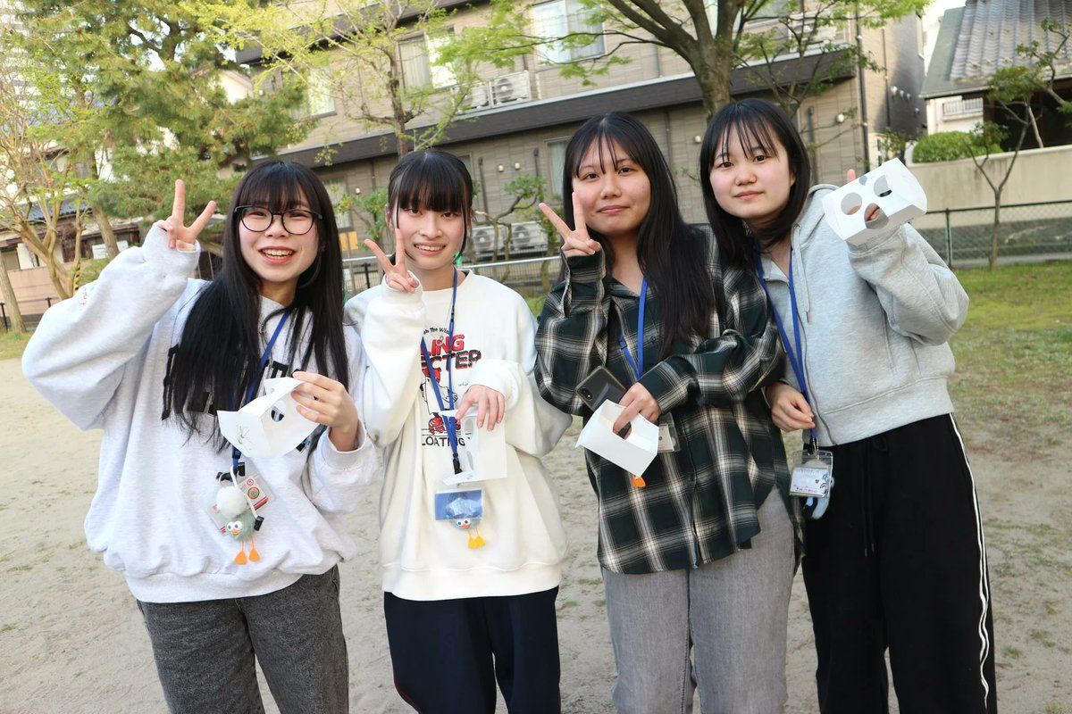 wm_cocoro's tweet photo. チャイルドビジョンって知ってる？

簡単なメガネを使ってこどもの視野をみんなで体験👓
思ってたより視野が狭くて発見がいっぱい💡

WMなら教室の中での学びだけじゃなくて実際に外に出て学べるから実践的に学べるよ✏

https://t.co/hw0p4GS0d5

#保育 ＃新潟 ＃専門学校 https://t.co/1jpkeYSHwO