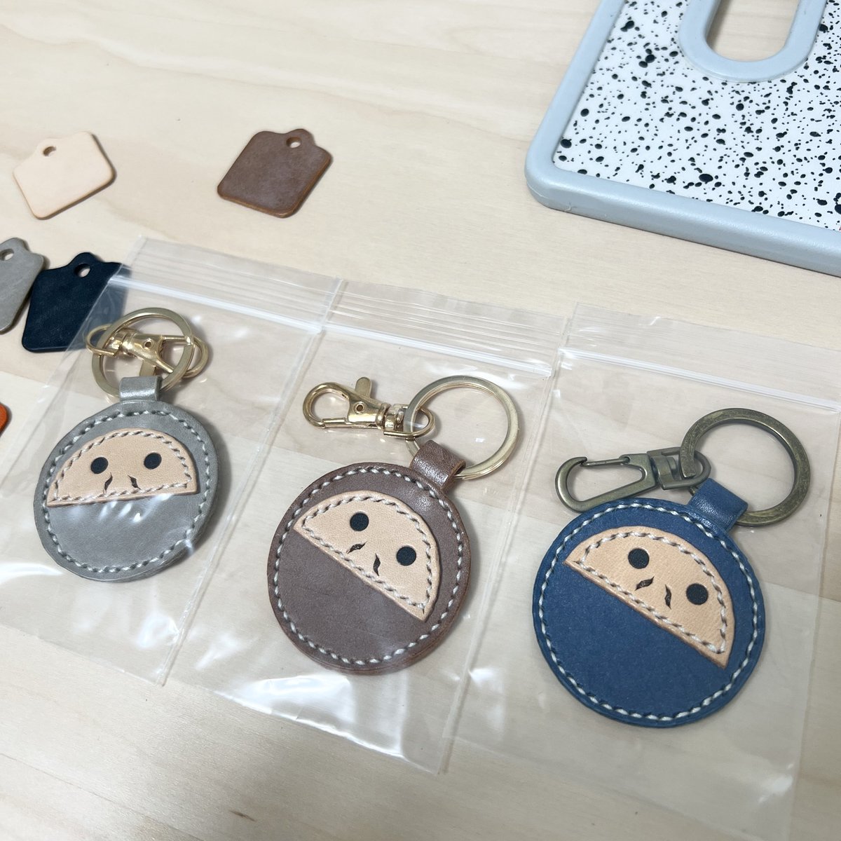 ksh__leather's tweet photo. だるまキーホルダー✨

#レザークラフト
#レザークラフト小物
#キーホルダー
#ストラップ
#kshleather https://t.co/W8z4aJ7uV2