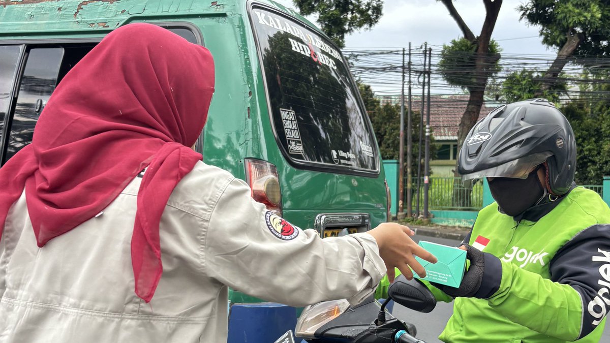 Himikasi_UPI's tweet photo. [Ikom’s Update]

HIMIKASI kembali hadir lewat agenda Berbagi Takjil bersama KSJ ✨

Lewat BATIK ini, kita belajar pentingnya berbagi dengan sesama 🤍

Semoga kegiatan ini membawa dampak baik dan jadi tempat untuk terus belajar bersama. 

#KabinetProgresif #ParlemenSwara #KSJ https://t.co/kNbav1IHH1