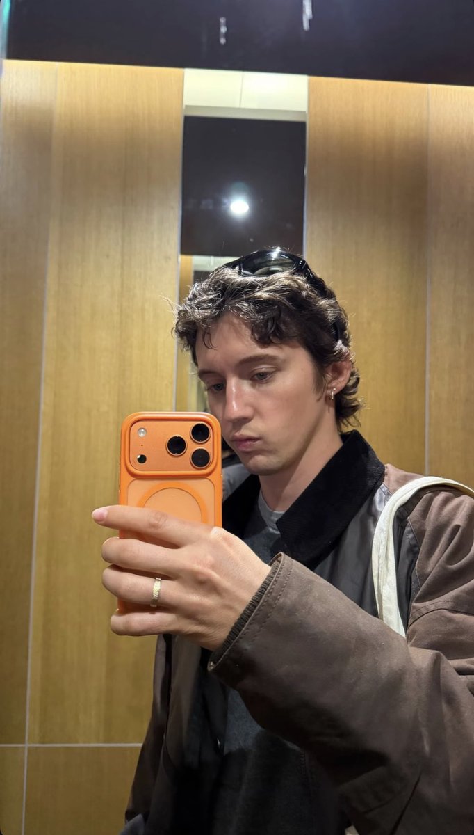 Troye Sivan Brasil tweet media