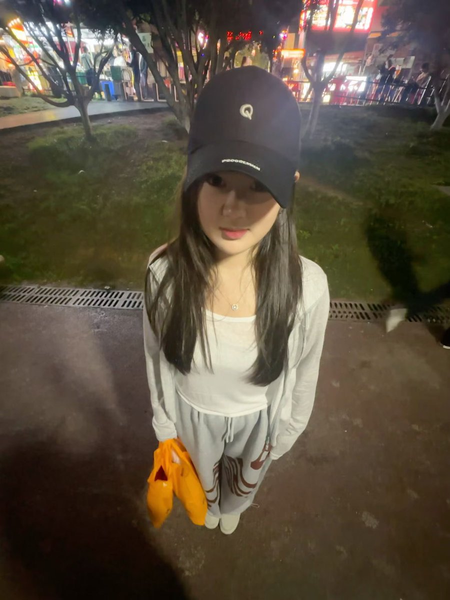 lixt99pu's tweet photo. 你看我乖嘛 #乖乖女 #反差 #眼镜婊 #女神婊 #男尊女卑 #母狗 #女大 #自毁 https://t.co/clSPZYMVlS
