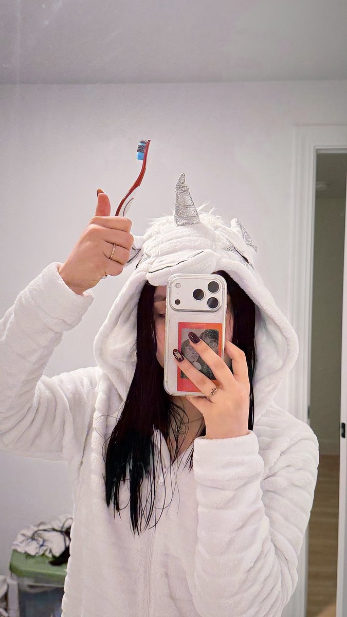Kristaaaaa___'s tweet photo. El ama mi pijama de unicornio https://t.co/akljJZNmDo