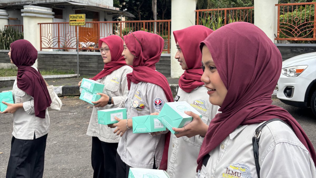 Himikasi_UPI's tweet photo. [Ikom’s Update]

HIMIKASI kembali hadir lewat agenda Berbagi Takjil bersama KSJ ✨

Lewat BATIK ini, kita belajar pentingnya berbagi dengan sesama 🤍

Semoga kegiatan ini membawa dampak baik dan jadi tempat untuk terus belajar bersama. 

#KabinetProgresif #ParlemenSwara #KSJ https://t.co/kNbav1IHH1