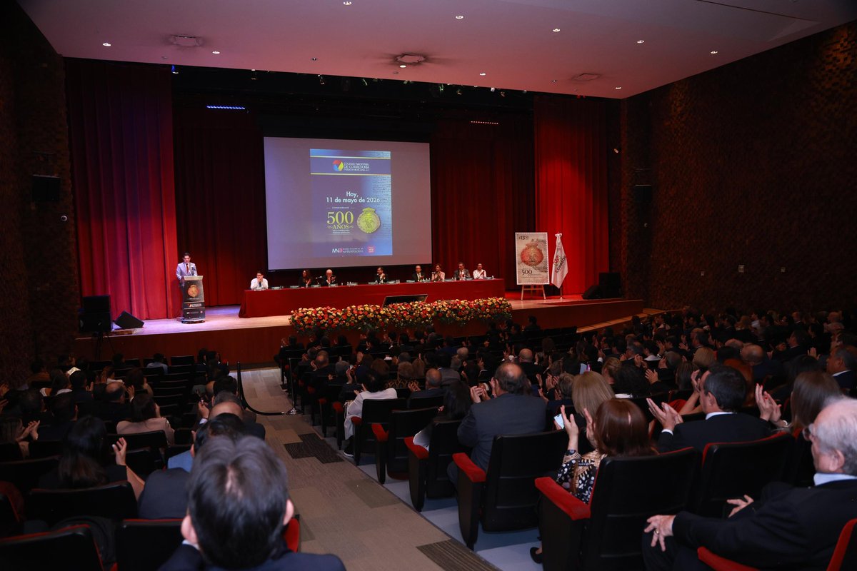 GabyJimenezMX's tweet photo. Es un honor felicitar a Carlos García Ángeles, Presidente del Colegio Nacional de Correduría Pública Mexicana, en este día tan significativo. Hoy celebramos 500 años de una institución que es pilar de la legalidad y el desarrollo económico de México. 🇲🇽⚖️

Como bien lo dije hoy: no puede existir crecimiento económico duradero sin seguridad jurídica. Cinco siglos de Correduría Pública significan cinco siglos de confianza y certeza para quienes emprenden e invierten en nuestro país. 📈🏛️

Reconozco la labor de Carlos al frente de este gremio, así como a todas las corredoras y corredores del país, custodiando principios de ética y profesionalismo. Sigamos construyendo juntos un país donde la justicia y la confianza sean la base de nuestra prosperidad. ¡Felicidades por estos 500 años de historia! 🤝👏