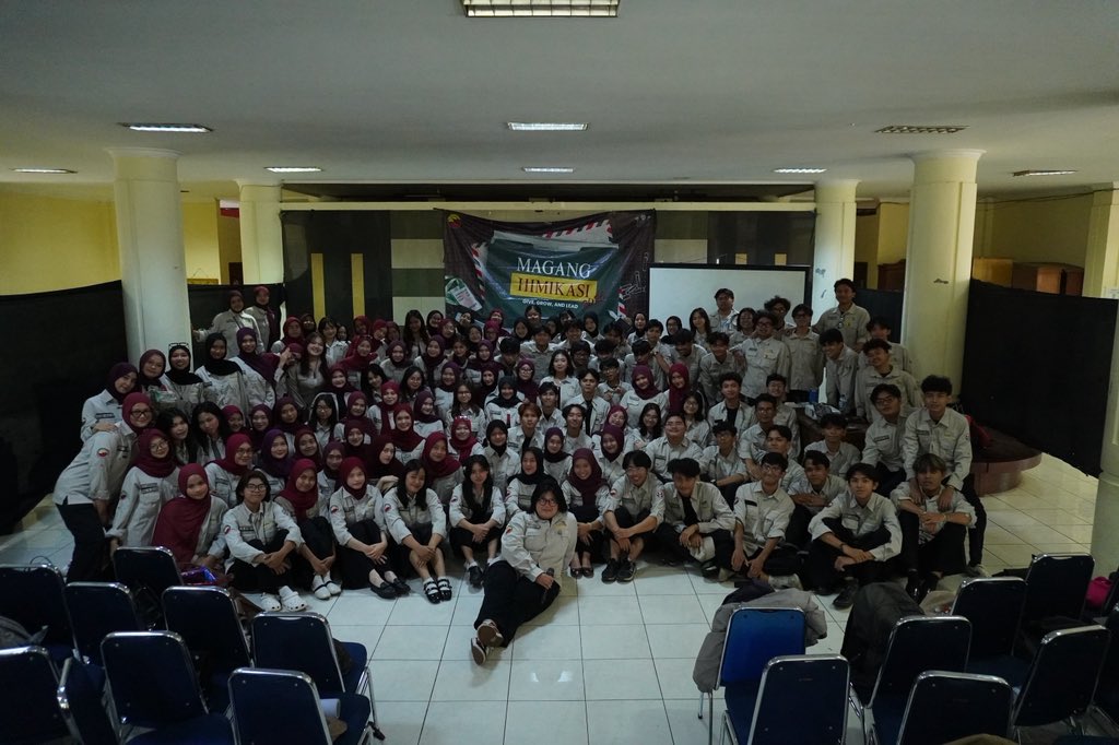 Himikasi_UPI's tweet photo. [Ikom’s Update]

Sedih, tapi Magang HIMIKASI sudah sampai pada penutup rangkaiannya, Commers! 😣 

Dari belajar bersama sampai ketawa bareng bikin cerita Magang HIMIKASI semakin seru! ⭐️🤩

Yuk, share cerita magangmu di kolom komentar! 🖐🏻🤍

#KabinetProgresif #ParlemenSwara #KSJ https://t.co/o20UpQd8zf