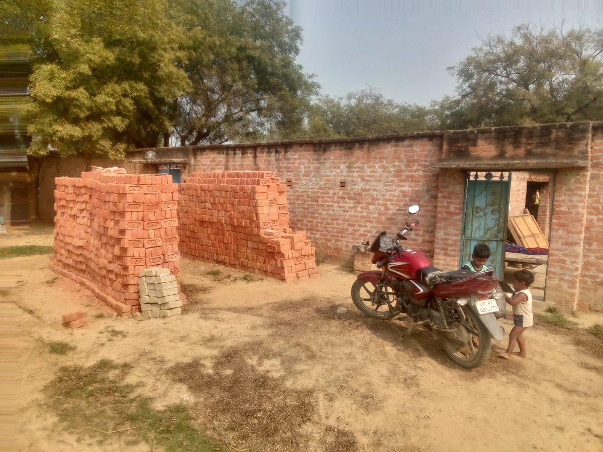 ramvaranyadav__'s tweet photo. #अयोध्या:- चोरों के हौंसले बुलंद, घर से चुराई मोटरसाइकल।देर रात चोरों ने किया मोटरसाइकल पर हाथ साफ। थाना बाबा बाजार के पूरे खेमनी गांव की घटना। @ayodhya_police @Uppolice @dgpup @igrangeayodhya https://t.co/yXowfT7771