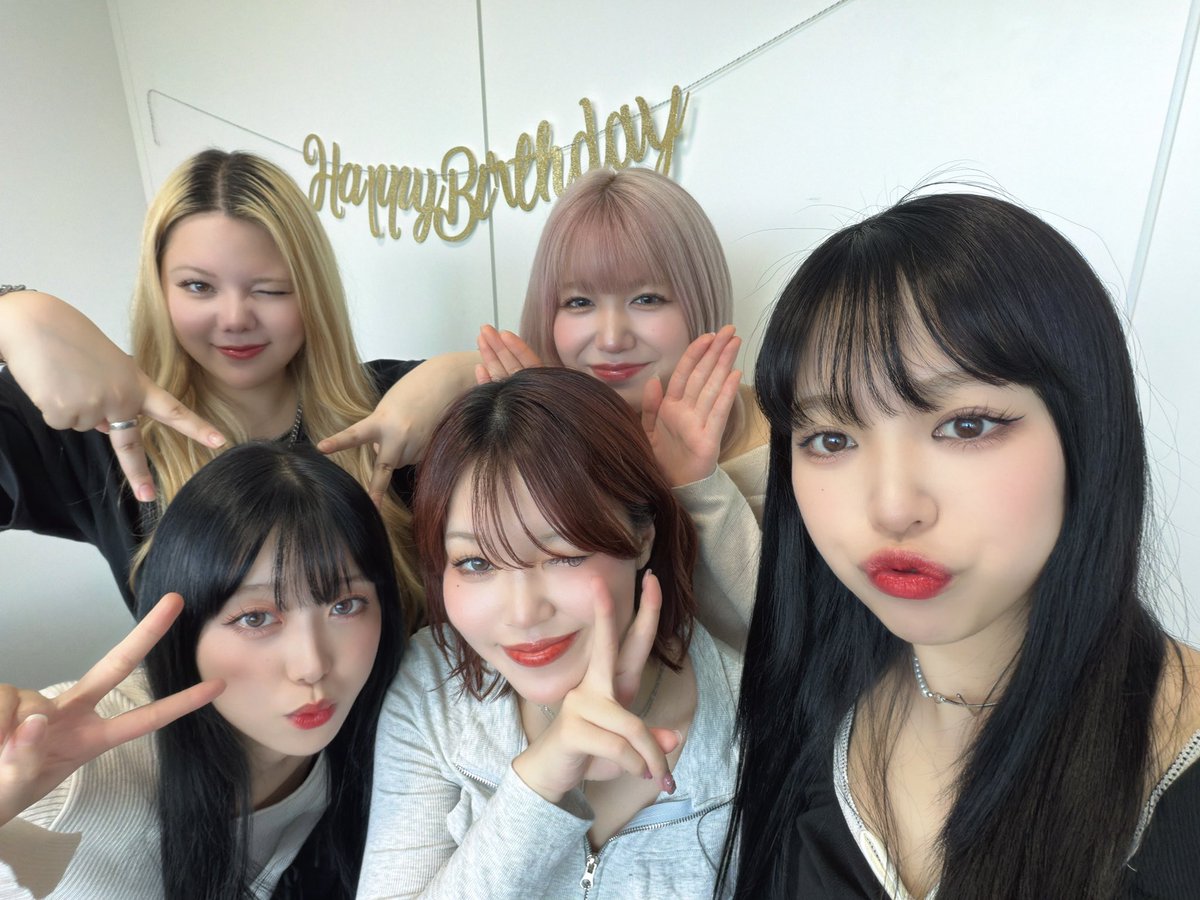 GLiT__official's tweet photo. [🥳] #HAPPY_SUINASHION_DAY

𝗛𝗔𝗣𝗣𝗬 𝗕𝗜𝗥𝗧𝗛𝗗𝗔𝗬🎂𝑺𝑼𝑰𝑵𝑨💚𝑺𝑯𝑰𝑶𝑵🧡

今日はSUINAとSHIONのバースデー配信に来てくれたGLiTTERのみんなありがとう🫶🎊
思い出をみんなで一緒に振り返れて
笑いが絶えなかったGLiTでした🤭💚🧡
2人ともおめでとう🎉🍾❤️

#GLiT https://t.co/KaxPdMwFfO