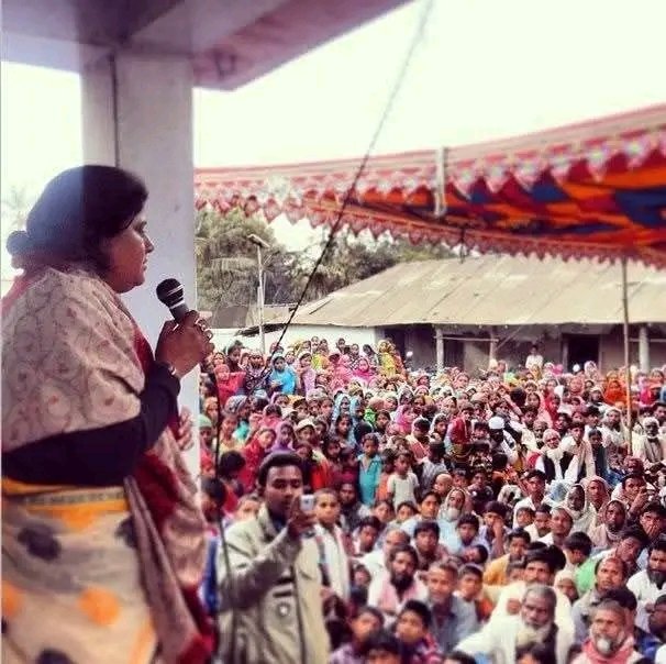 thethakurforce's tweet photo. आज बात बिहार की उस महिला नेता की… जिसकी शादी 1990 में महज़ 16 वर्ष की उम्र में हुई… और साल 2000 में 26 वर्ष की उम्र में वह विधवा हो गई।

यह कहानी है पूर्णिया की… यह कहानी है संघर्ष, भय, राजनीति, बाहुबल, हत्या और एक महिला के टूटकर भी न टूटने की।

यह कहानी है @LeshiSingh की!

जिस उम्र में लड़कियाँ स्कूल, कॉलेज, सपनों और सहेलियों की दुनिया में खोई रहती हैं, उस उम्र में उनकी शादी कर दी गई उस दौर में आज की स्थिति नहीं थी शादी कब होगी किधर होगी और किससे होगी यह पूछने का अधिकार समाज ने परिवार ने अपनी बहन बेटी को नहीं दिया था।

वह पूर्णिया के उस दौर में बहू बनकर आईं, जहाँ राजनीति सिर्फ चुनाव नहीं थी… वर्चस्व की लड़ाई थी। गोलियों की आवाज़ थी… बाहुबल था… दुश्मनी थी… और हर दिन मौत का साया था।

लेशी सिंह का जन्म 1974 में एक मध्यमवर्गीय परिवार में हुआ, जो मूल रूप से कटिहार का था, लेकिन रोज़गार और जीविकोपार्जन के लिए पूर्णिया आकर बस गया था।

1990 में महज़ 16 वर्ष की आयु में उनका विवाह मधुसूदन उर्फ बूटन सिंह से हुआ। उस दौर में बूटन सिंह पूर्णिया के बड़े बाहुबली नामों में गिने जाते थे लेकिन विवाह के बाद बूटन सिंह ने बाहुबल से राजनीति की ओर रुख किया।

1995 में उन्होंने धमदाहा विधानसभा सीट से चुनाव लड़ा, लेकिन RJD के दिलीप यादव से हार गए।
हार के बाद उन्होंने नीतीश कुमार की समता पार्टी का दामन थाम लिया और पूर्णिया के जिलाध्यक्ष बने। धीरे-धीरे वे राजनीति में पूरी तरह सक्रिय हो गए। क्षेत्र में उनका प्रभाव लगातार बढ़ रहा था। इसी बढ़ते प्रभाव को देखकर षड्यंत्रपूर्वक उन्हें पुराने मामलों में गिरफ्तार कर जेल भेज दिया गया।

समय बीतता गया। साल 2000 आया और बिहार विधानसभा चुनाव की घोषणा हुई। बूटन सिंह जेल में थे। ऐसे में उन्होंने अपनी पत्नी लेशी सिंह को चुनाव लड़ाने का फैसला किया।

अब लेशी सिंह को राजनीति की कोई विशेष समझ नहीं थी। घर-परिवार की जिम्मेदारियों से ही फुर्सत नहीं मिलती थी। उम्र भी महज़ 26 वर्ष थी लेकिन पति के कहने पर वे समता पार्टी से चुनाव मैदान में उतरीं।

और जब नतीजे आए… तो सब चौंक गए।

लेशी सिंह चुनाव जीत चुकी थीं।

यह सिर्फ एक जीत नहीं थी, बल्कि यह संदेश था कि बूटन सिंह का प्रभाव जेल की सलाखों के पीछे भी कायम था। क्षेत्र में उनकी चर्चा होने लगी। विरोधी खेमे में बेचैनी थी। बूटन सिंह का बढ़ता राजनीतिक वर्चस्व विरोधियों को खटकने लगा था।

लेकिन नियति ने अभी एक और बड़ा वार बाकी रखा था।
19 अप्रैल 2000 को बूटन सिंह को पेशी के लिए पूर्णिया कोर्ट लाया गया वहीं पहले से घात लगाए अपराधियों ने गोलियों से भूनकर उनकी हत्या कर दी।

इस घटना ने पूरे बिहार की राजनीति को हिला दिया था।
राबड़ी सरकार पर सवाल उठने लगे। नीतीश कुमार पूर्णिया पहुँच चुके थे। सार्वजनिक मंच से उन्होंने राबड़ी देवी से इस्तीफे की माँग की। वहीं नेता प्रतिपक्ष सुशील मोदी ने राज्यपाल से सरकार बर्खास्त करने की माँग कर दी।

राजनीति अपने रास्ते चल रही थी… लेकिन इन सबके बीच सबसे ज्यादा टूटी थी लेशी सिंह।

जिस महिला ने अभी राजनीति समझना शुरू ही किया था उसके सिर से पति का साया उठ चुका था। एक तरफ गोलियों से छलनी पति की लाश… दूसरी तरफ छोटे बच्चे के सिर से पिता का साया छिन जाने का दर्द… और उसके साथ पति के सपनों, धमदाहा की राजनीति और राजनीतिक विरासत को बचाने की जिम्मेदारी आगे दुश्मनों से भरी राजनीति खड़ी थी।

विरोधियों को लगा अब यह महिला खत्म हो जाएगी।
लेकिन शायद उन्होंने एक माँ, एक पत्नी और एक जिद्दी महिला की ताकत को कम समझ लिया था।

साल 2005 आया इस साल बिहार में दो बार विधानसभा चुनाव हुए फरवरी 2005 के चुनाव में लेशी सिंह जीत गईं, लेकिन अक्टूबर 2005 के चुनाव में उन्हें हार का सामना करना पड़ा।

विरोधियों में खुशी की लहर थी उन्हें लगा कि बूटन सिंह की हत्या के बाद उठी सहानुभूति लहर में लेशी सिंह फरवरी का चुनाव जीत गई थीं और अब उनकी राजनीति खत्म हो चुकी है।

लेकिन असली कहानी यहीं से शुरू होती है।

यह उस महिला की कहानी है… जिसे राजनीति विरासत में नहीं मिली थी, बल्कि परिस्थितियों ने राजनीति में धकेल दिया था। यह हार निश्चित रूप से उनके लिए बड़ा झटका थी लेकिन तब तक नीतीश कुमार बिहार के मुख्यमंत्री बन चुके थे उन्होंने लेशी सिंह को बिहार राज्य महिला आयोग का अध्यक्ष बनाया लेशी सिंह ने हार के बाद खुद को टूटने नहीं दिया उन्होंने लोगों से सहानुभूति की भीख नहीं माँगी भावनात्मक राजनीति नहीं की वे लगातार क्षेत्र में सक्रिय रहीं। लोगों के सुख-दुख में खड़ी रहीं मेहनत करती रहीं। जनता के बीच रहती रहीं एक महिला होने को उन्होंने कभी अपनी कमजोरी नहीं बनने दिया धीरे-धीरे उन्होंने खुद को फिर से खड़ा किया और 2010 में ऐसी वापसी की कि फिर पीछे मुड़कर नहीं देखा।

आज वही महिला छह बार विधायक बन चुकी हैं। 2014 से लगातार मंत्री पद संभाल रही हैं। सीमांचल की राजनीति में उन्हें लोग “Iron Lady” तक कहते हैं।

आज जब बड़े-बड़े बाहुबली और प्रभावशाली नेता भी चुनाव लड़ने के लिए ऐसी सीट खोजते हैं, जहाँ उनकी जाति का एकमुश्त वोट आसानी से जीत दिला दे, वहाँ लेशी सिंह की राजनीति अलग दिखाई देती है राजनीतिक कद बढ़ने, मंत्री बनने और लंबे अनुभव के बावजूद उन्होंने कभी अपने लिए “सुरक्षित सीट” नहीं खोजी
वह उसी धमदाहा विधानसभा में डटी रहीं, जिसकी कल्पना कभी बूटन सिंह ने की थी।

उस क्षेत्र में उनके स्वजातीय वोटर मात्र पाँच से सात हजार के आसपास माने जाते हैं, लेकिन सेवा, संघर्ष, समर्पण और लगातार जनता के बीच रहने की राजनीति ने उन्हें हर जाति और हर वर्ग में ऐसी स्वीकार्यता दी कि वे हर परिस्थिति में जीत दर्ज करती रहीं।

आज जब राजनीति लगातार जातीय गणित में सिमटती जा रही है, तब लेशी सिंह ने यह साबित करता है कि जनता का भरोसा किसी भी जातीय समीकरण से बड़ा होता है।

बिहार की राजनीति में संघर्ष, सेवा और समर्पण की ऐसी मिसालें बहुत कम देखने को मिलती हैं।

राजपूत समाज में उन महिलाओं को, जिन्होंने विपरीत परिस्थितियों में संघर्ष कर अपनी पहचान बनाई हो, वीरांगना कहा जाता है।

लेशी सिंह निस्संदेह इस उपाधि की प्रबल दावेदार हैं।

✍️ अभिषेक कुमार सिंह