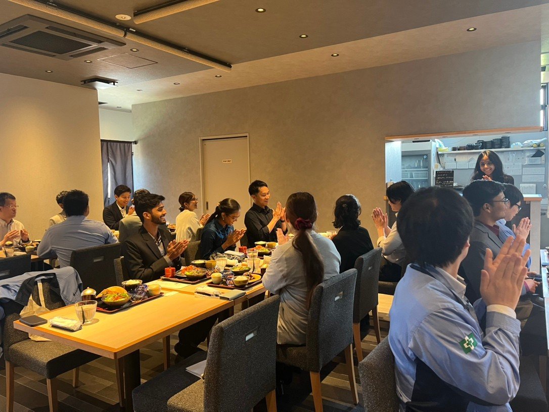 Nikko6306's tweet photo. 昨日から、インド工科大学から7名の学生がインターンに来てくれています！

初日のお昼はあきつで、ベジタリアンメニューを囲みながら交流ランチをしました🎵🥗 https://t.co/JzhIlllY1R