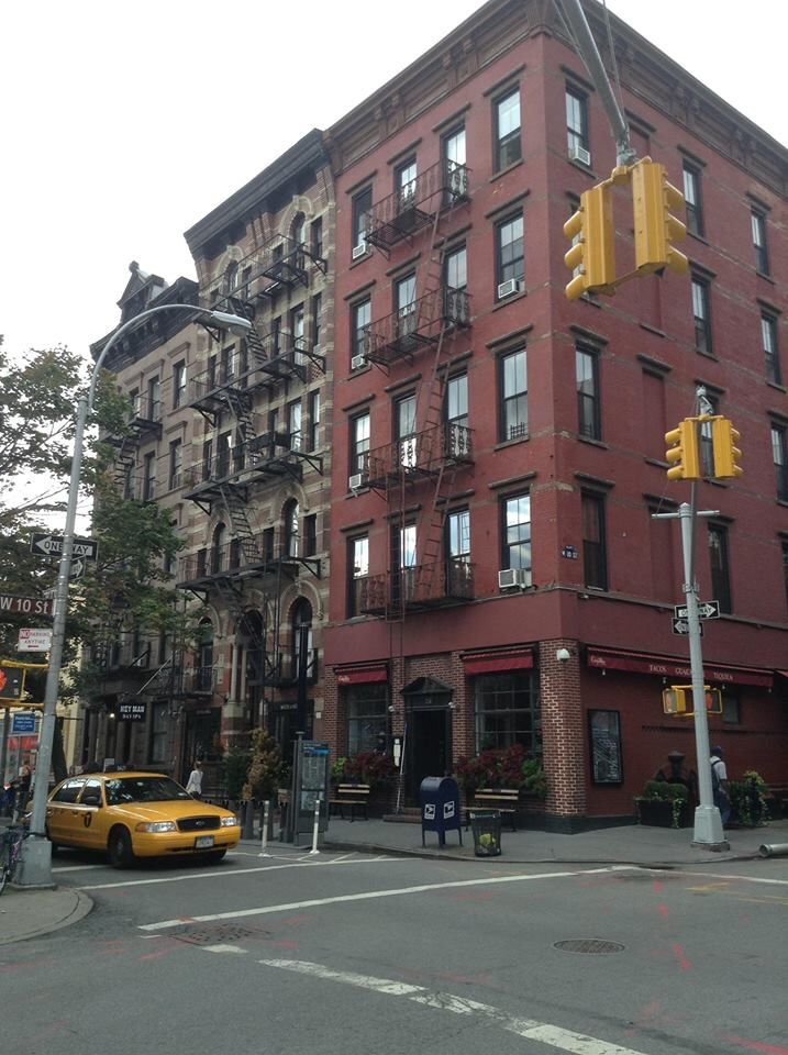 PyramidSongGirl's tweet photo. every city in america needs thousands of these 3-4 window wide multiuse apartment buildings, it would fix so many problems https://t.co/DsDJoi2ZAW