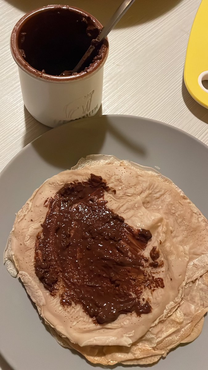 84d801's tweet photo. Fuck it, 203 kcal crepes and chocolate spread for my still active moots

(add 40g of water to crepes mix and 30g to the spread) https://t.co/BJp7xt3MHh