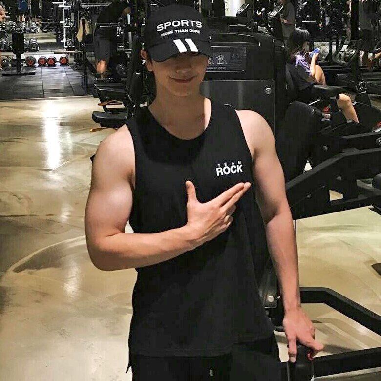 flexing actor tweet media