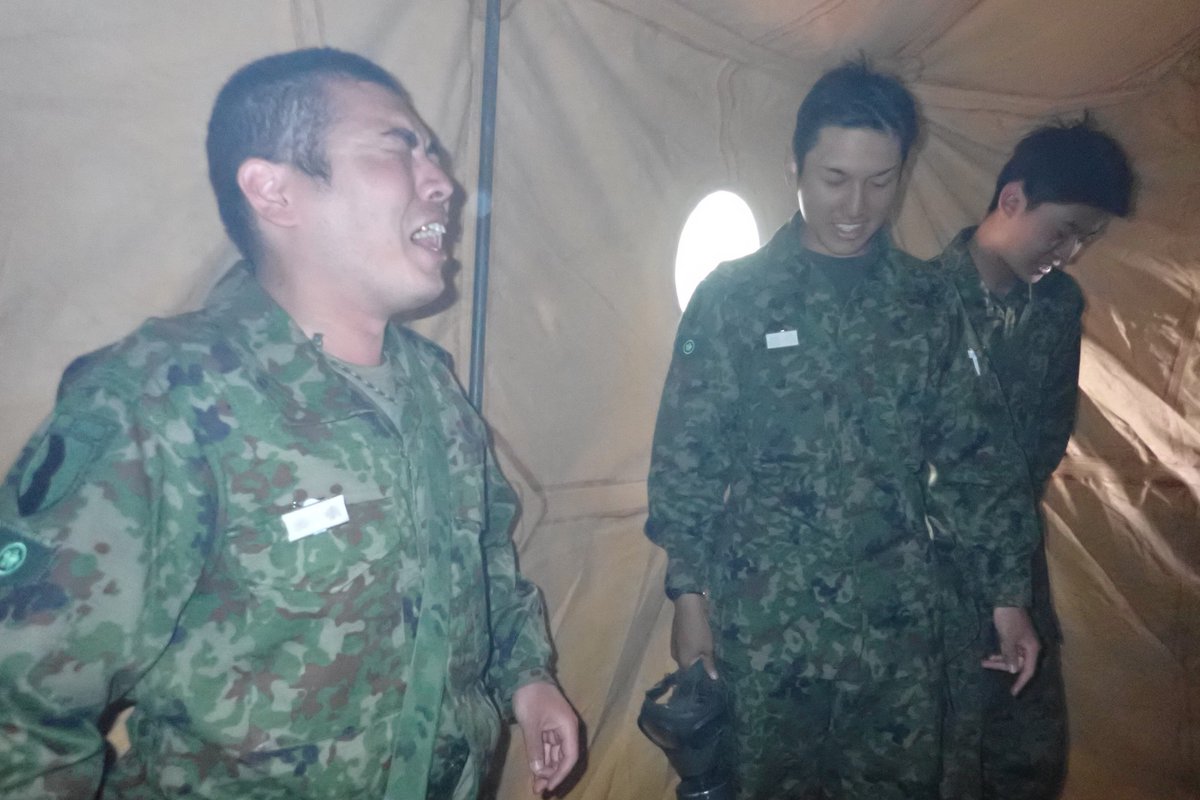 7th_Inf_Kyoto's tweet photo. 【自衛官候補生課程教育⑥】
特殊武器防護訓練の様子です。
訓練用の催涙線香の煙が充満しているテントの中へ突入！
防護マスクを装面している時は何ともないが、防護マスクを外すと涙や鼻水が止まらない。防護マスクの重要性を学ぶ訓練となりました。

#福知山　#京都　#新隊員　#教育隊　
#訓練 https://t.co/yHK1X8nmZn