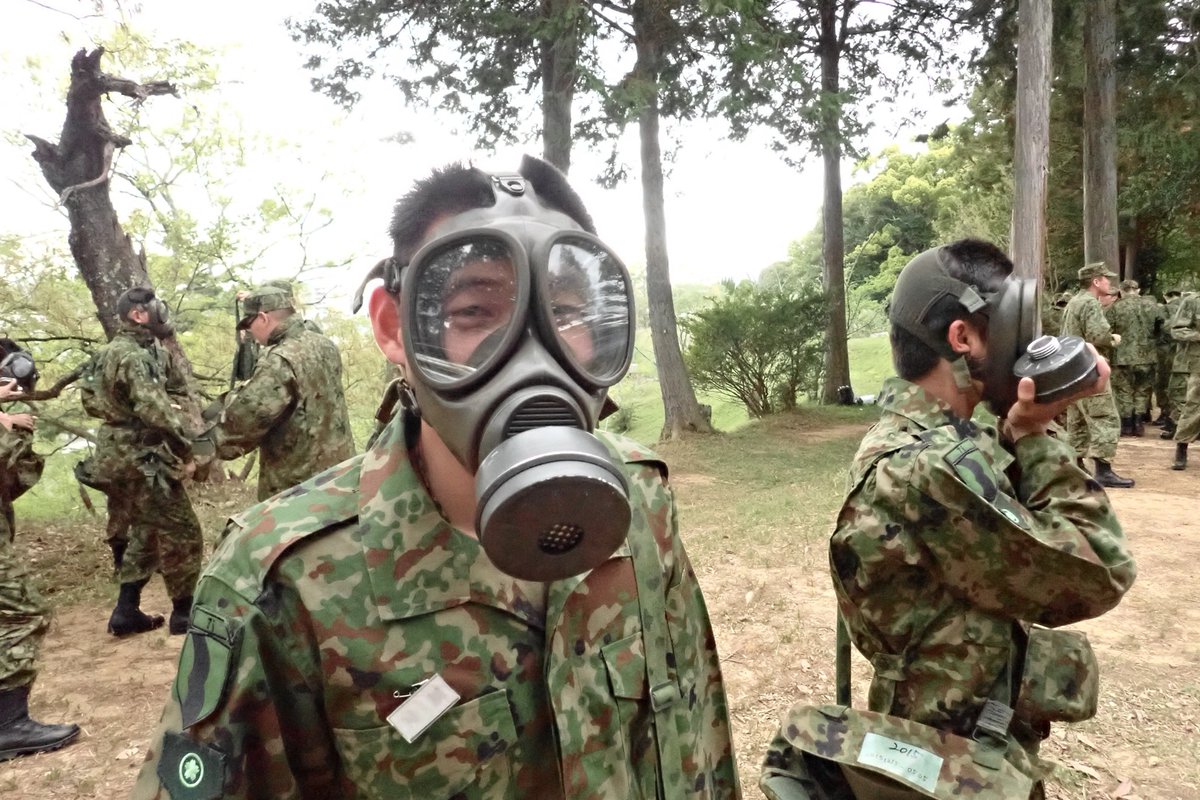 7th_Inf_Kyoto's tweet photo. 【自衛官候補生課程教育⑥】
特殊武器防護訓練の様子です。
訓練用の催涙線香の煙が充満しているテントの中へ突入！
防護マスクを装面している時は何ともないが、防護マスクを外すと涙や鼻水が止まらない。防護マスクの重要性を学ぶ訓練となりました。

#福知山　#京都　#新隊員　#教育隊　
#訓練 https://t.co/yHK1X8nmZn