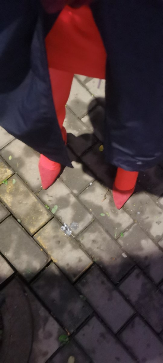 CDM_huan's tweet photo. 打开了平板锁内的两个小跳蛋，走着走着就给地面流下了一些不明液体。一震动就会出货，被平板锁压着也是如此，太不争气了。
如果有人视奸，流的可能会更快吧。也期望有S来发布任务。
#西安伪娘  #CD露出 #CDM https://t.co/LOuGvxo3fv